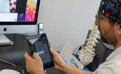 Médecin qui tient une fiche patient en en visio